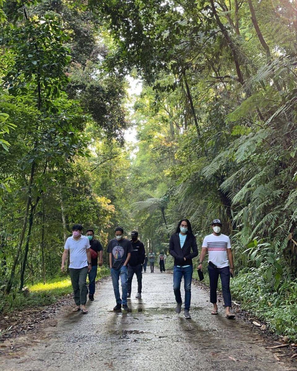 Proses syuting film Teka-Teki Tika. (instagram.com/ernestprakasa)