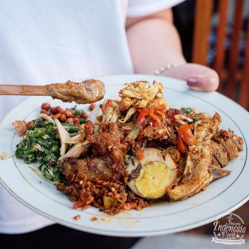 Nasi Ayam Ibu Oki (instagram.com/amazingindonesiafood)
