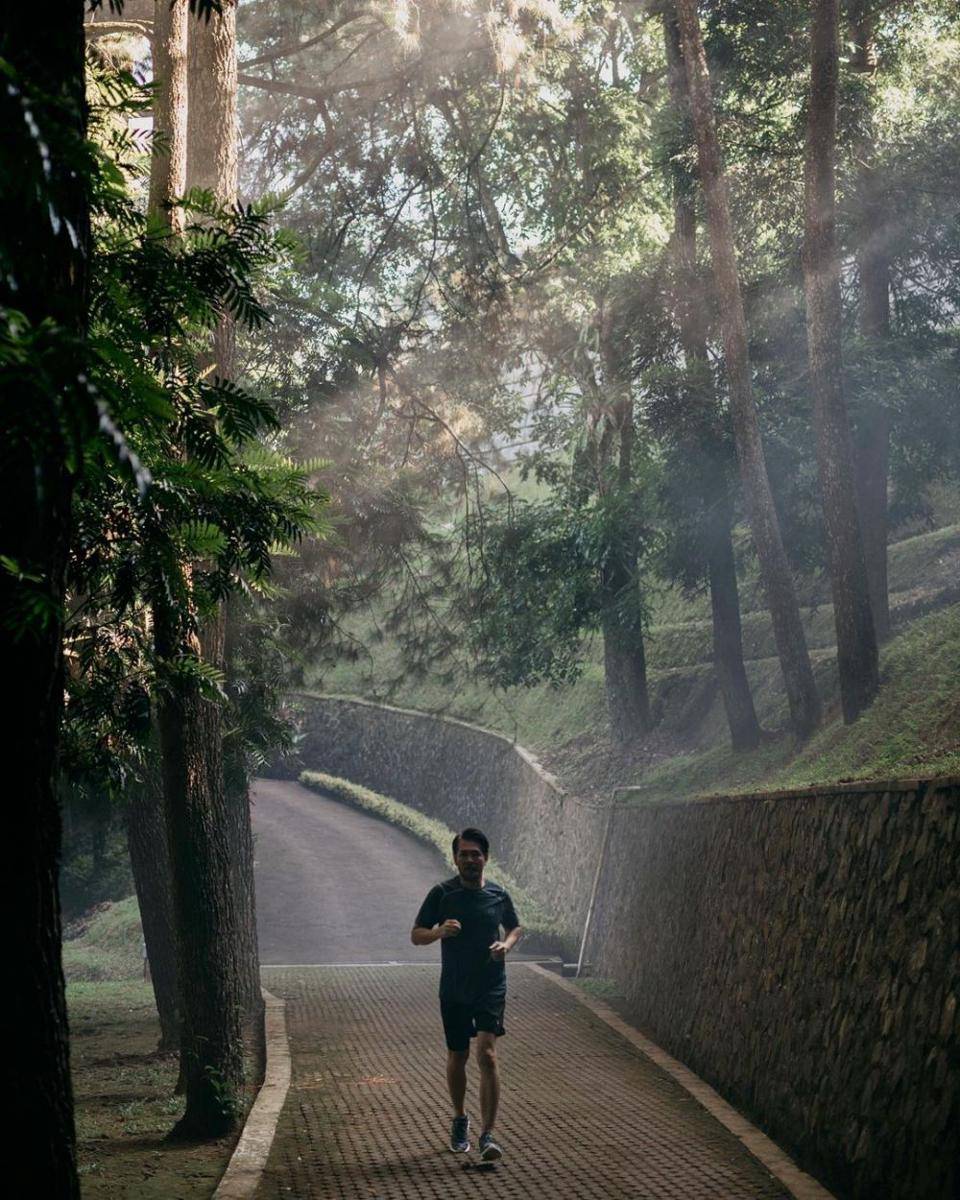 Proses syuting film Teka-Teki Tika. (instagram.com/ernestprakasa)