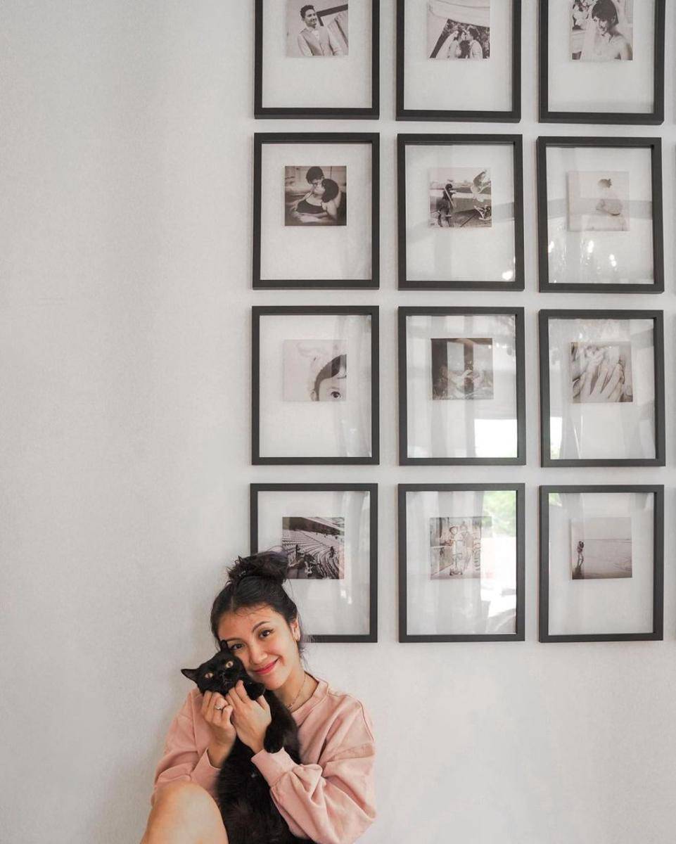 bingkai foto keluarga di rumah Sharena dan Ryan Delon (instagram.com/mrssharena)