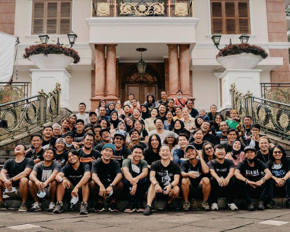 Proses syuting film Teka-Teki Tika. (instagram.com/ernestprakasa)