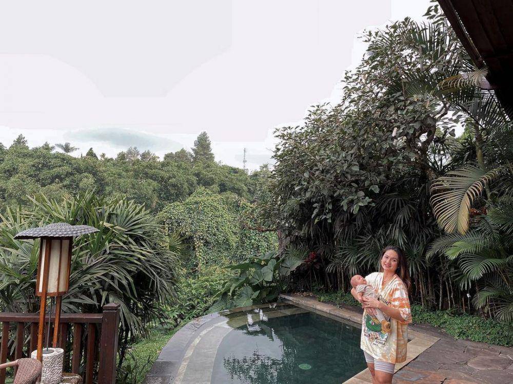 Tengku Dewi bersama anak (instagram.com/tengkudewiputri_tdp)