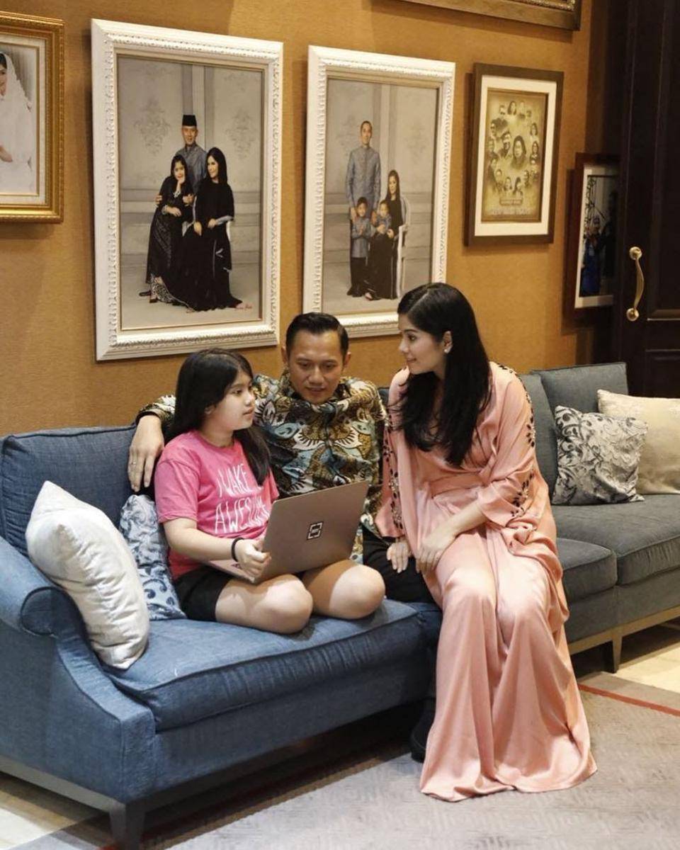 bingkai foto keluarga di rumah Annisa Pohan dan Agus Yudhoyono (instagram.com/annisayudhoyono)