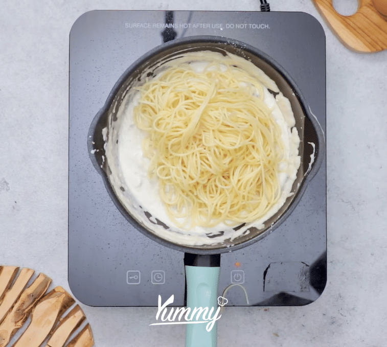 Memasak spaghetti (yummy.co.id)