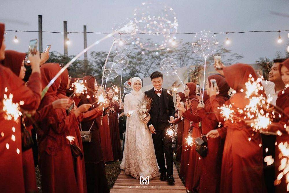 Helmi Nursifah (@megrashyphoto & @nesnumoto via instagram.com/helminursifah)
