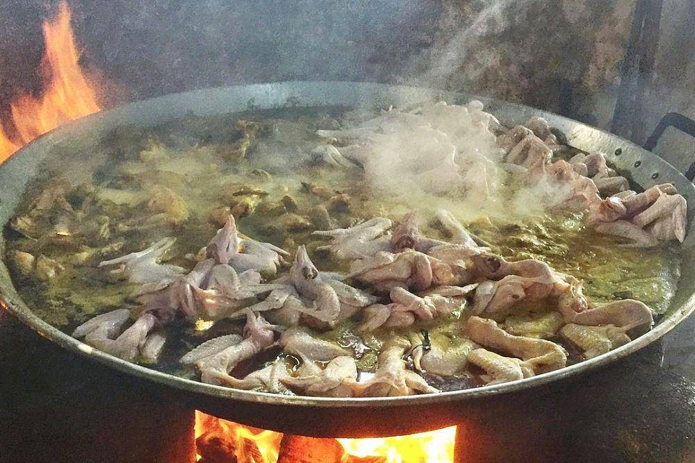 Proses merebus ayam (instagram.com/ayamgorengmbahkarto_sukoharjo)
