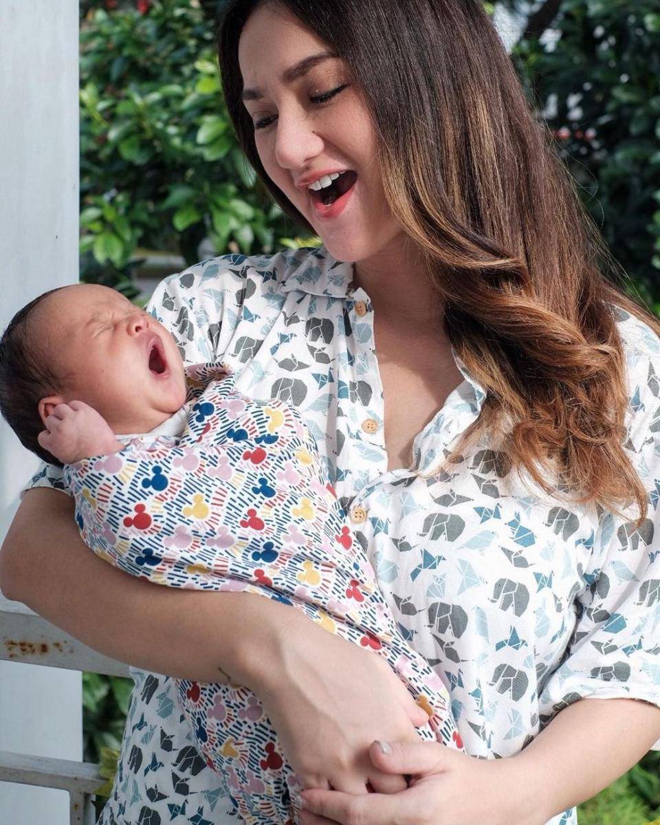 Tengku Dewi bersama anak (instagram.com/tengkudewiputri_tdp)