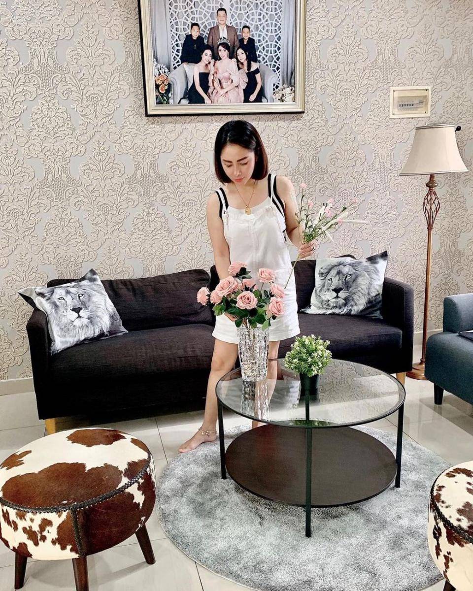 bingkai foto keluarga di rumah Femmy Permatasari (instagram.com/femmypermatasari)