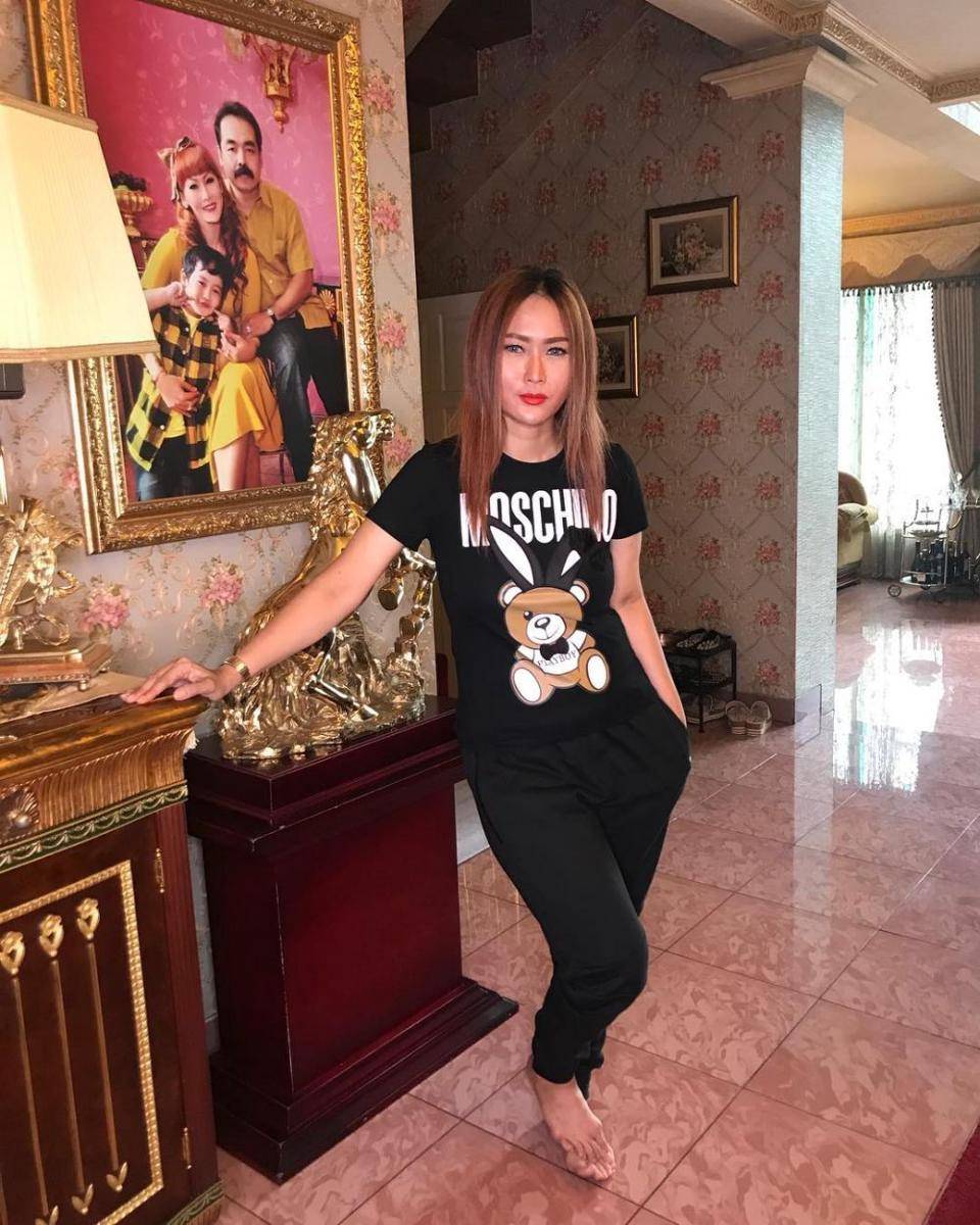 bingkai foto keluarga di rumah Inul Daratista (instagram.com/inul.d)