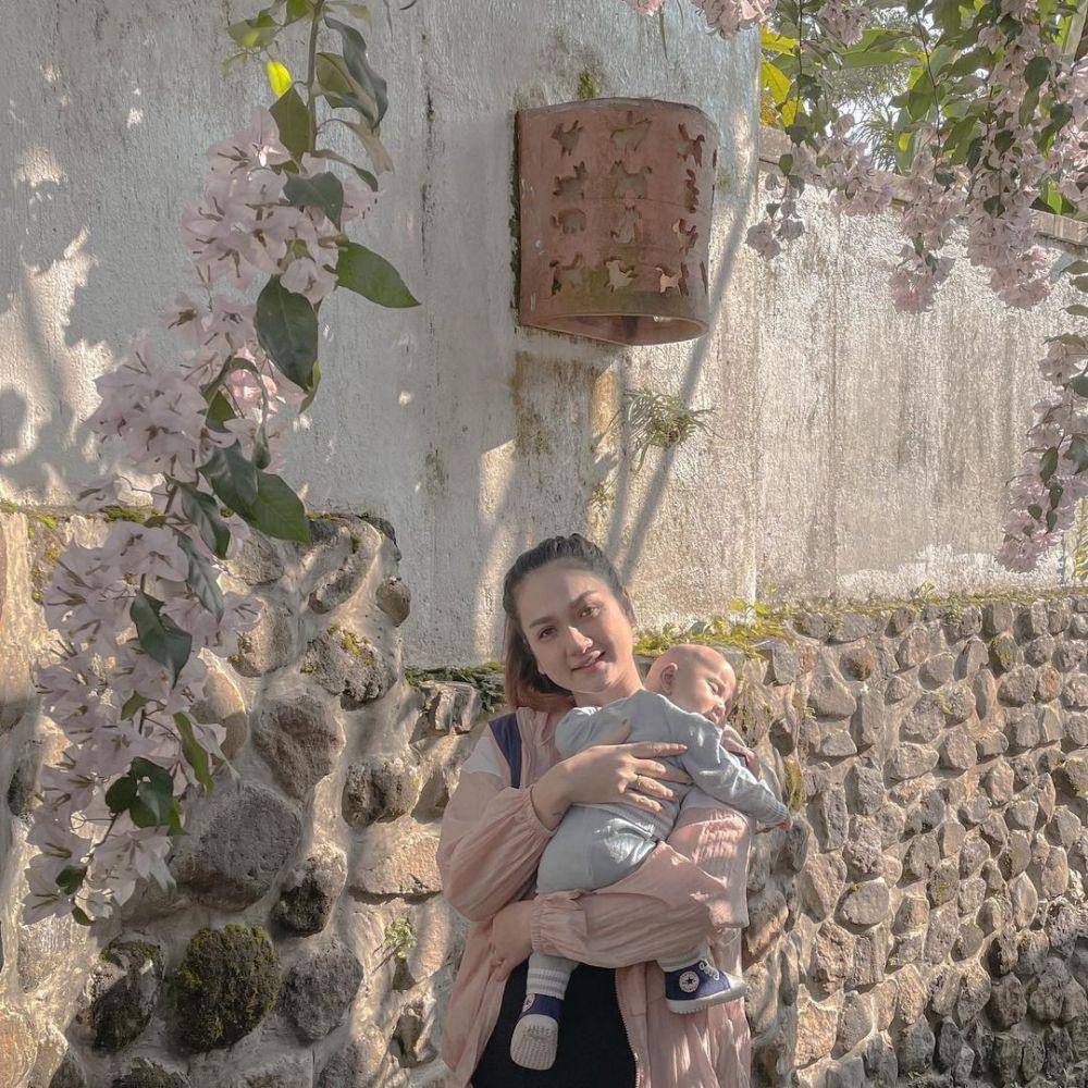 Tengku Dewi bersama anak (instagram.com/tengkudewiputri_tdp)