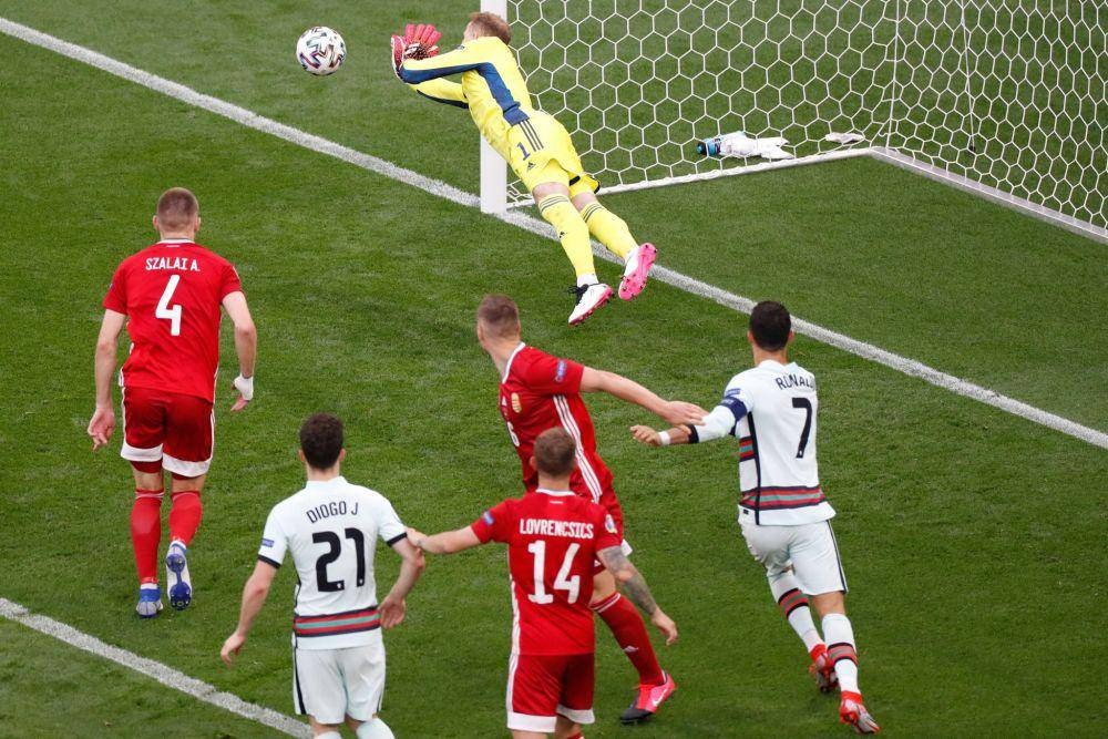Penyelamatan Peter Gulacsi (twitter.com/EURO2020)