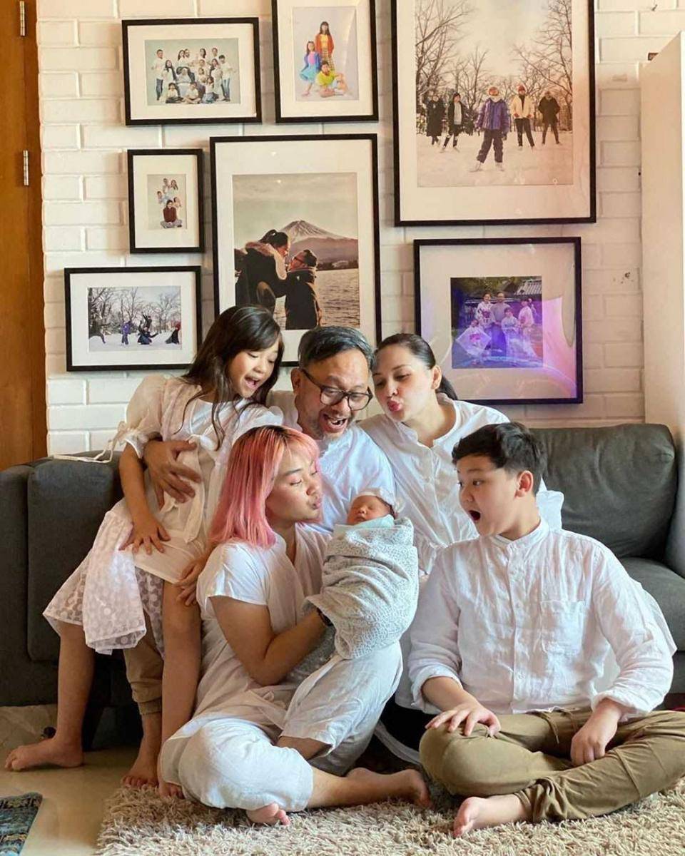 bingkai foto keluarga di rumah Mona Ratuliu dan Indra Brasco (instagram.com/monaratuliu)
