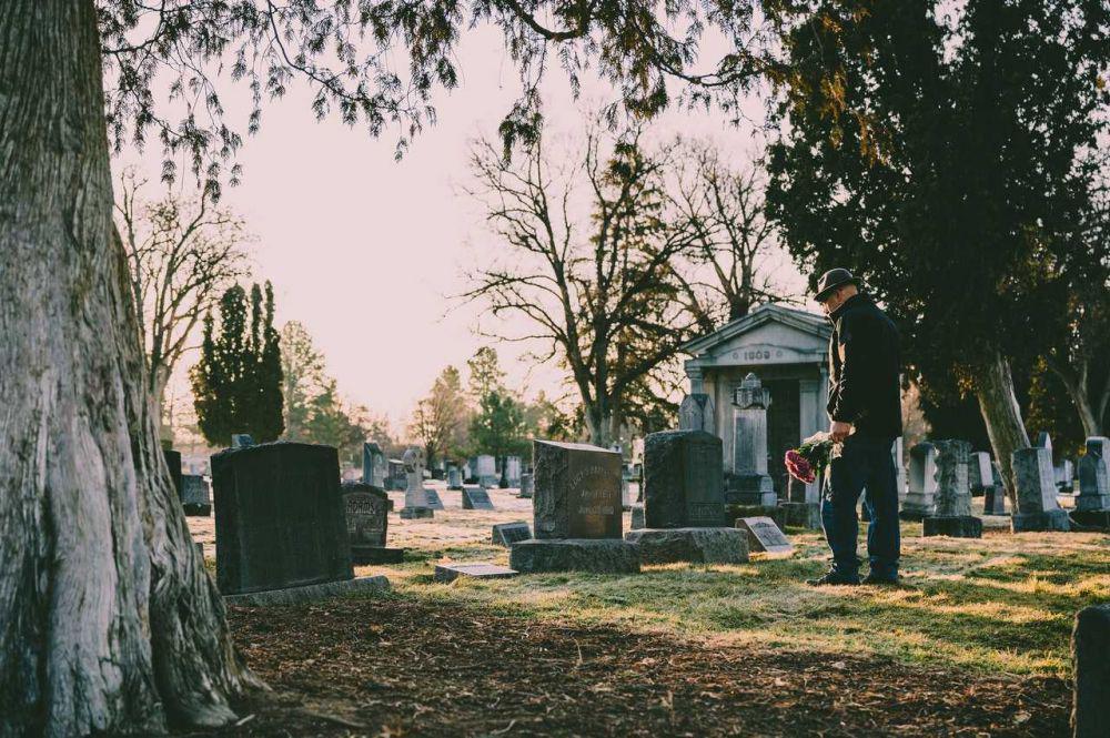 Ilustrasi berziarah ke makam (pexels.com/Brett Sayles)