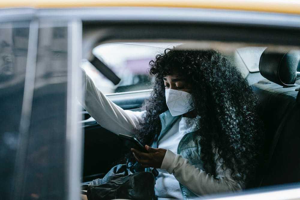 5 Pertimbangan untuk Mengenakan Masker atau Tidak Saat di dalam Mobil