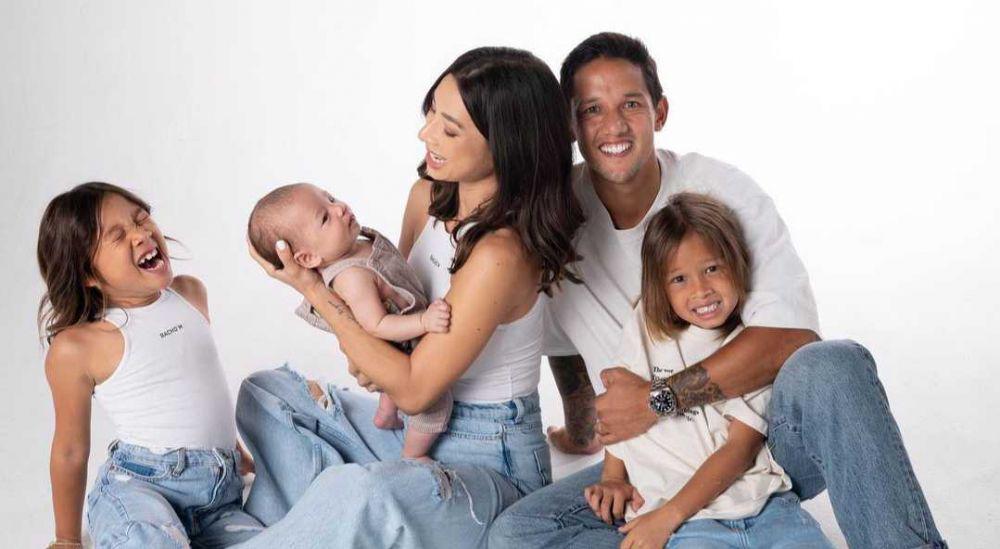 Dikaruniai 3 Anak, 10 Potret Bahagia Keluarga Kecil Irfan Bachdim