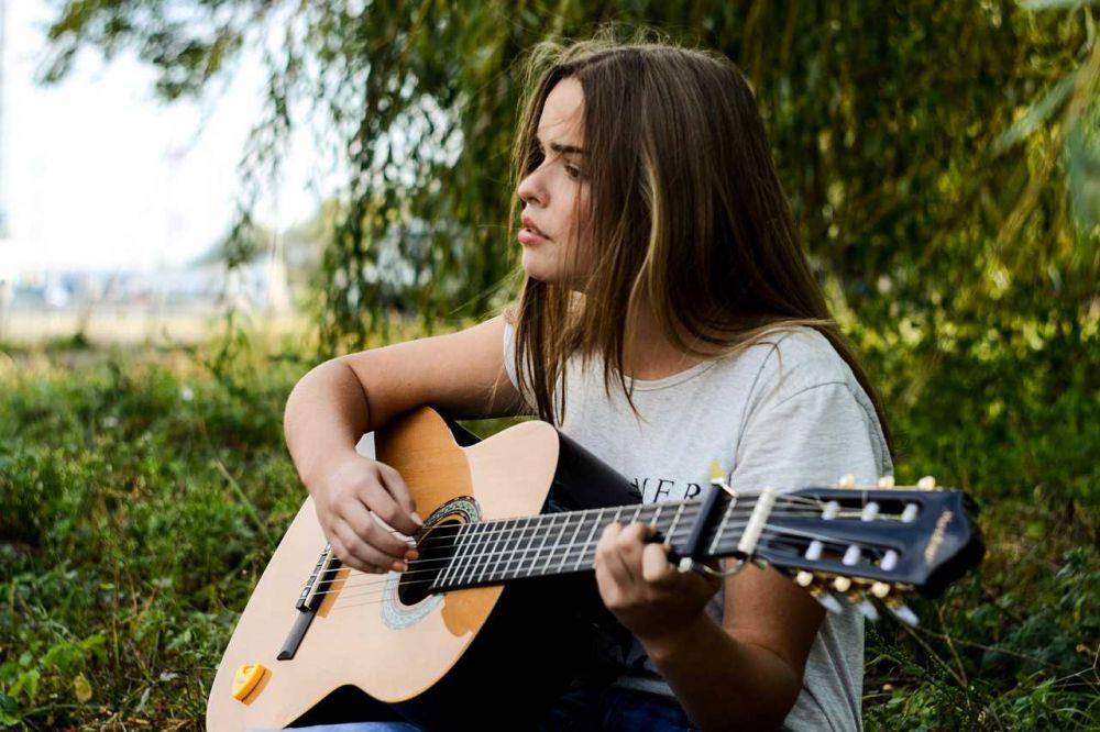 ilustrasi wanita bermain gitar (pixabay.com/StockSnap)