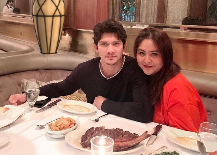 9 Potret Romantis Iko Uwais dengan Istri Tercinta yang Makin Lengket