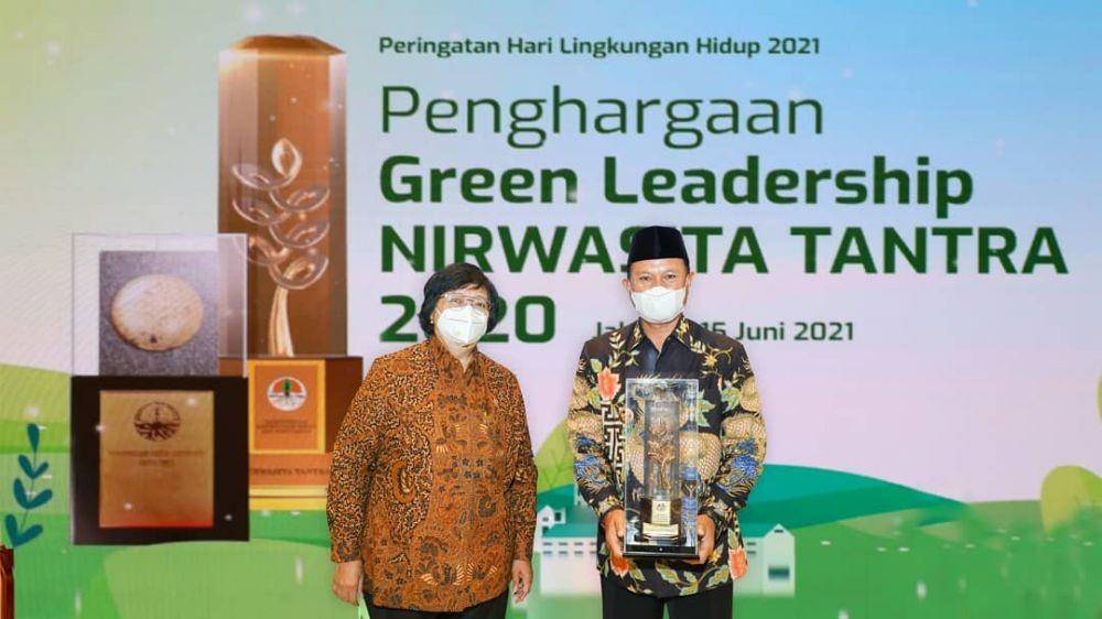 Wali Kota Madiun Maidi, bersama Menteri KLHK Siti Nurbaya Bakar, Selasa (15/6/2021). (Dok. Pemkot Madiun)