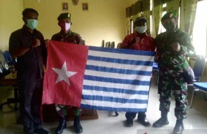 Warga Suku Sougb di Papua Barat serahkan bendera Bintang Kejora ke TNI/ANTARA