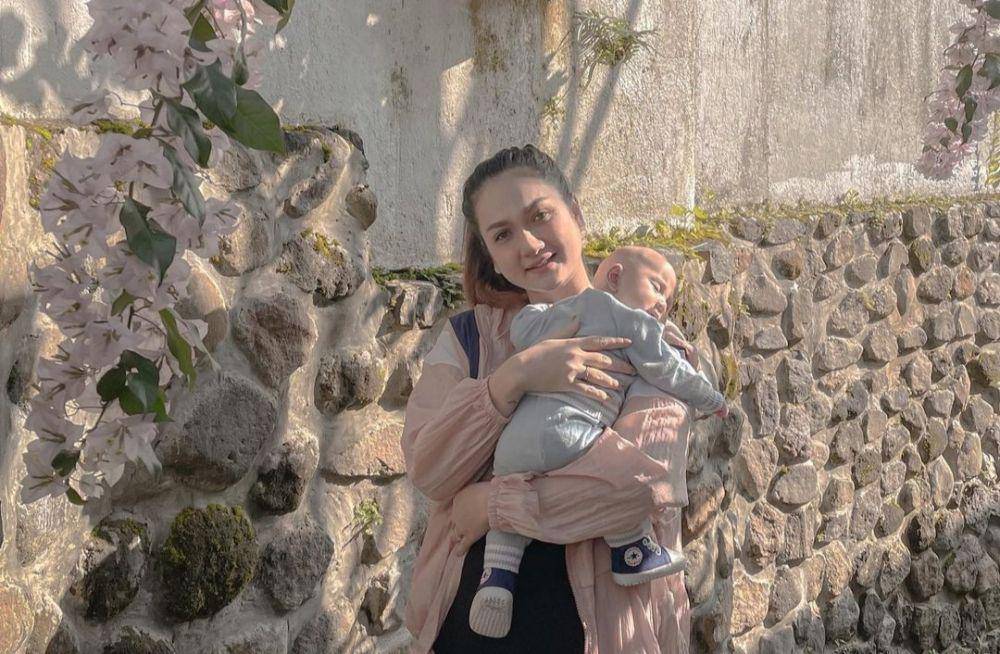 Tengku Dewi bersama anak (instagram.com/tengkudewiputri_tdp)