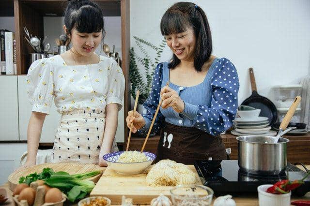 ilustrasi mengaduk mi (pexels.com/Katerina Holmes)