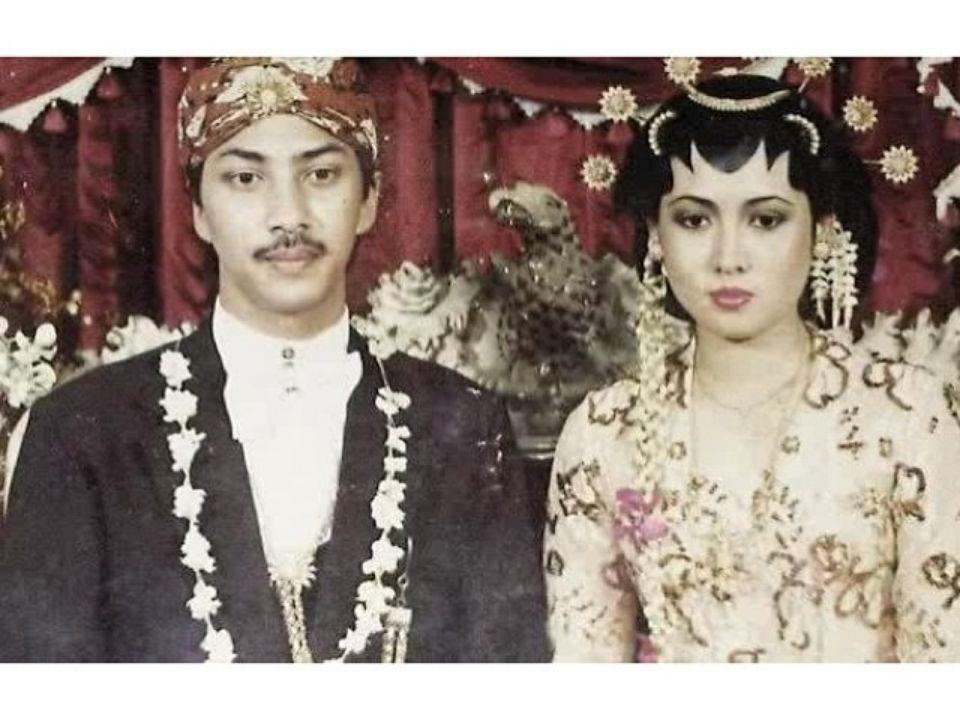 Gak Lekang oleh Waktu, 9 Potret Jadul Momen Pernikahan Orang Tua Artis