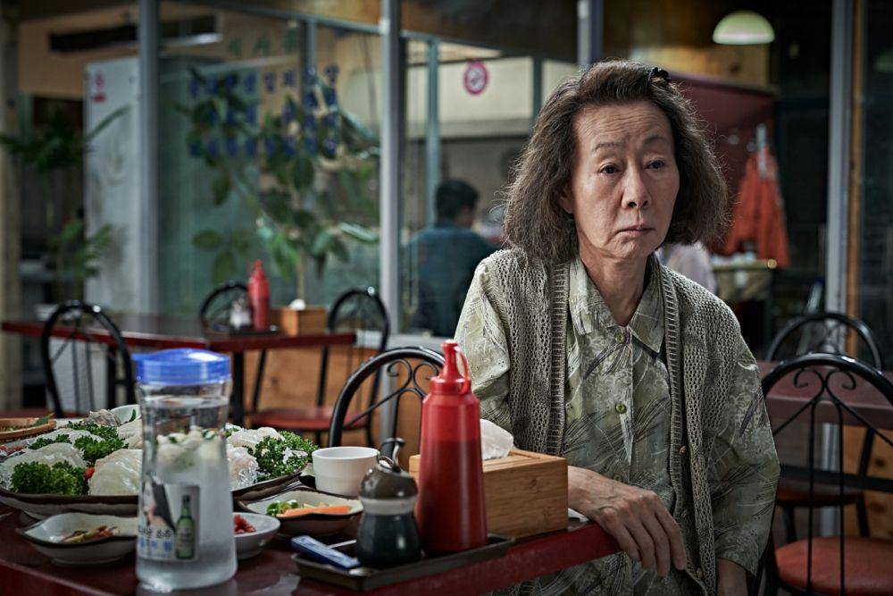 Youn Yuh Jung di film Beasts Clawing at Straws (koreanfilm.or.kr)