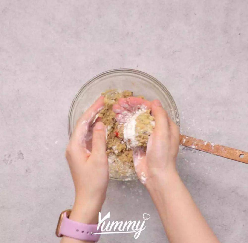 Membentuk adonan (yummy.co.id)