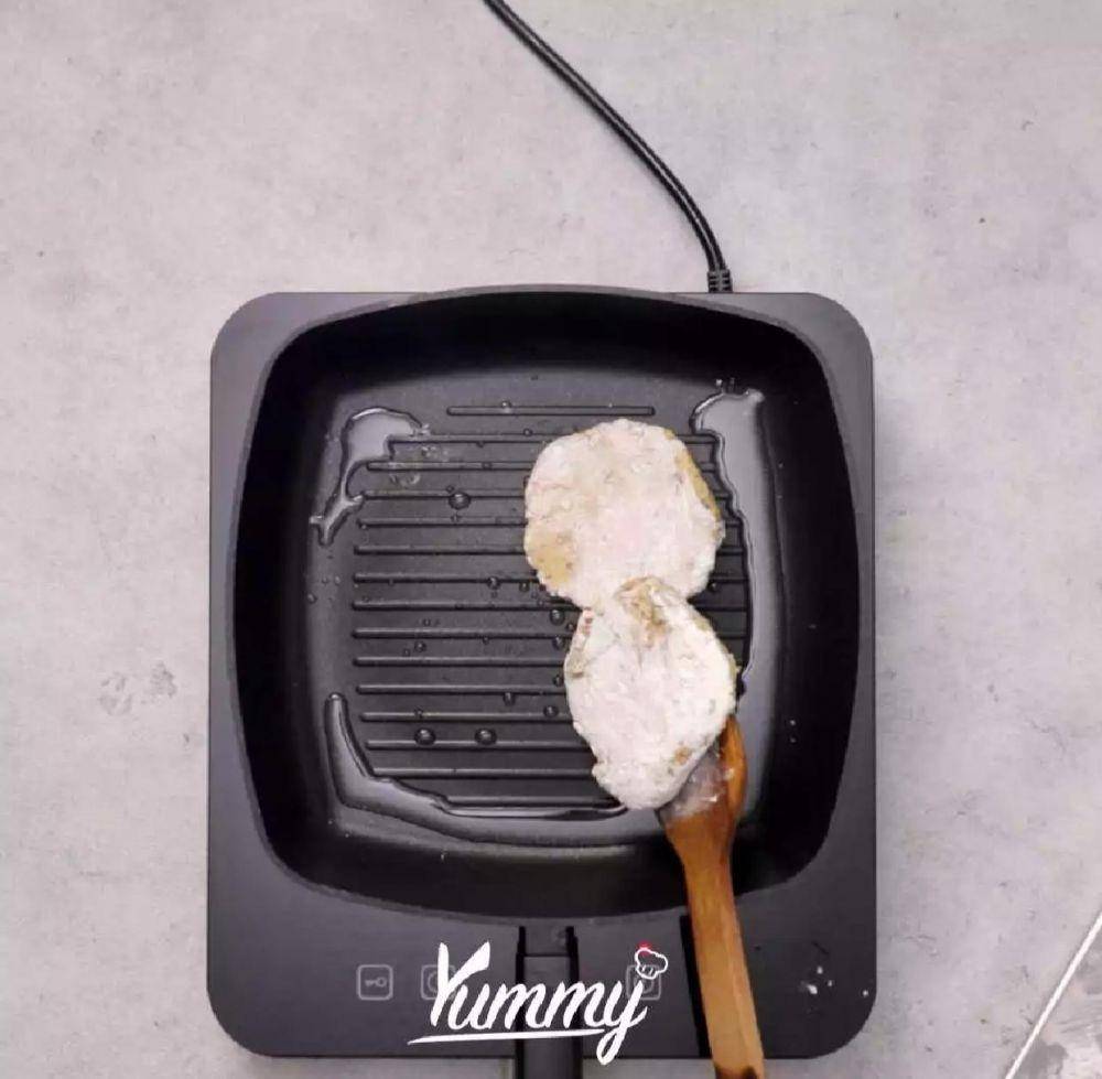 Memasak adonan burger (yummy.co.id)