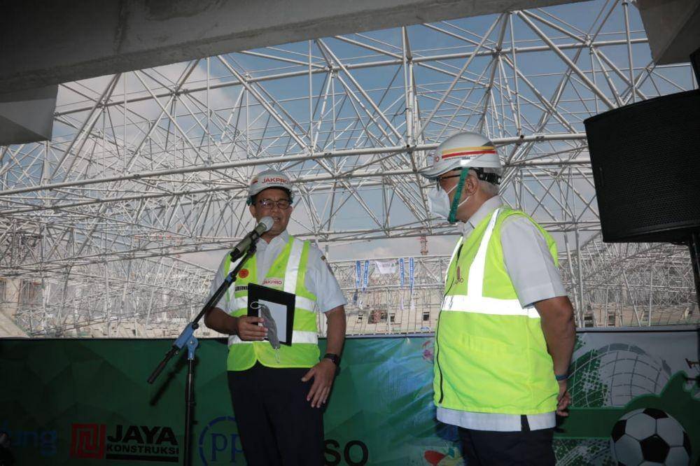 Pengangkatan atap buka tutup Jakarta International Stadium (dok. Humas Jakpro)
