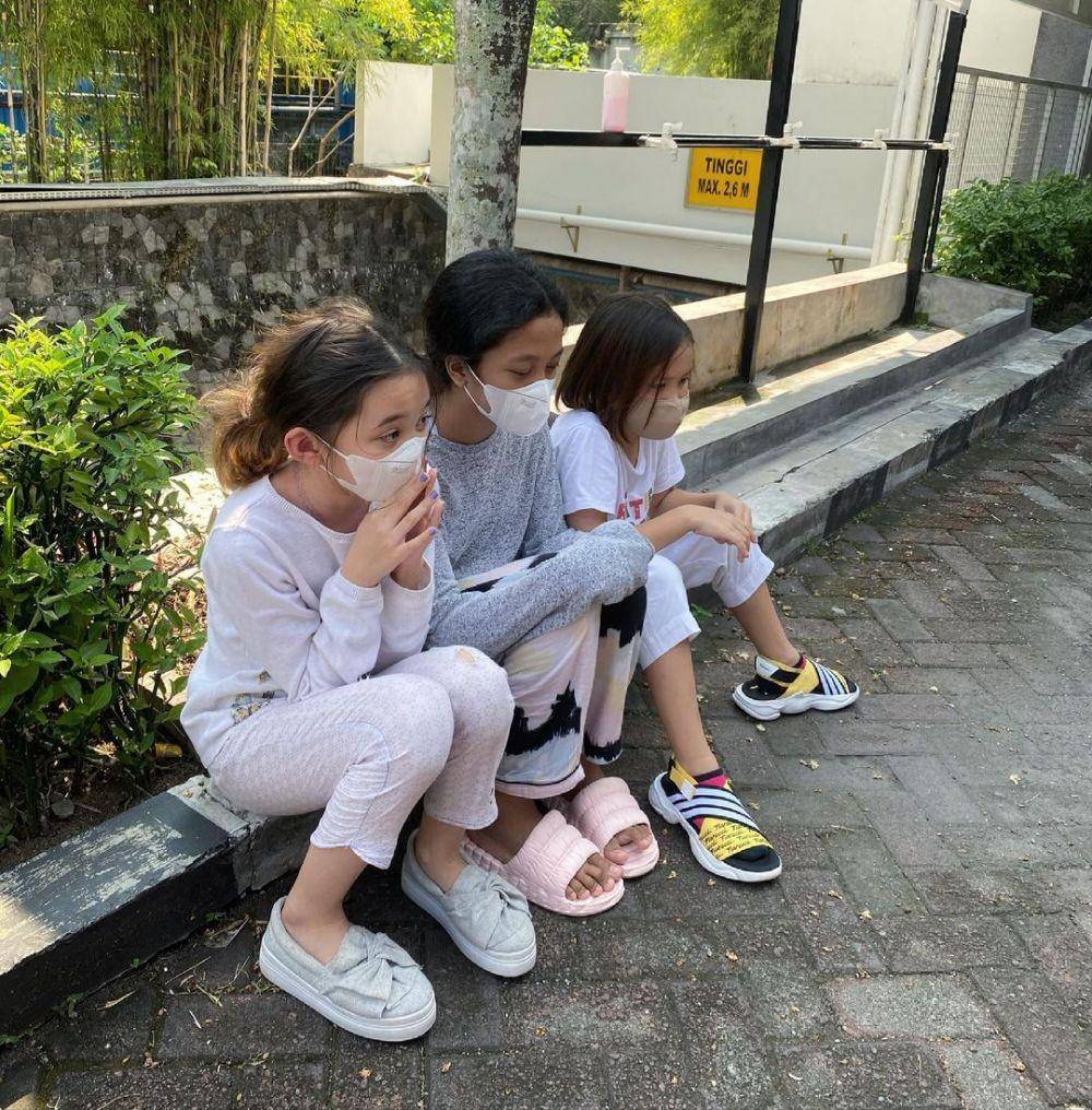Zaskia Adya Mecca rawat anak yang positif COVID-19. (instagram.com/zaskiadyamecca)