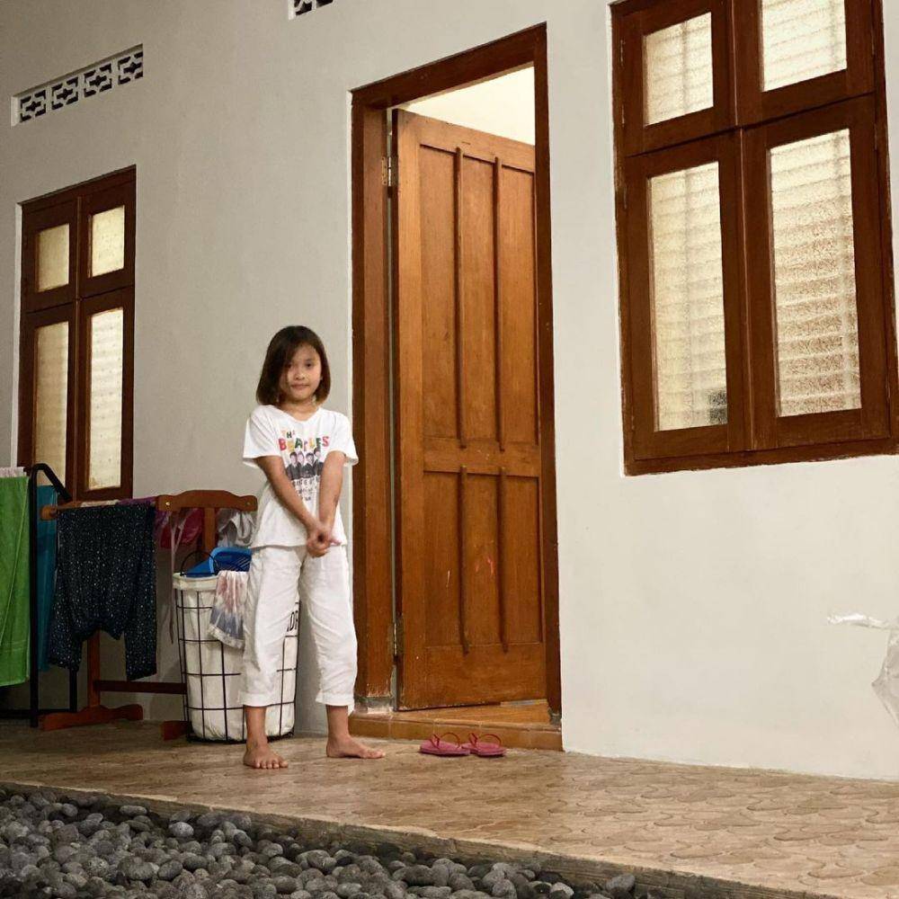 Zaskia Adya Mecca rawat anak yang positif COVID-19. (instagram.com/zaskiadyamecca)