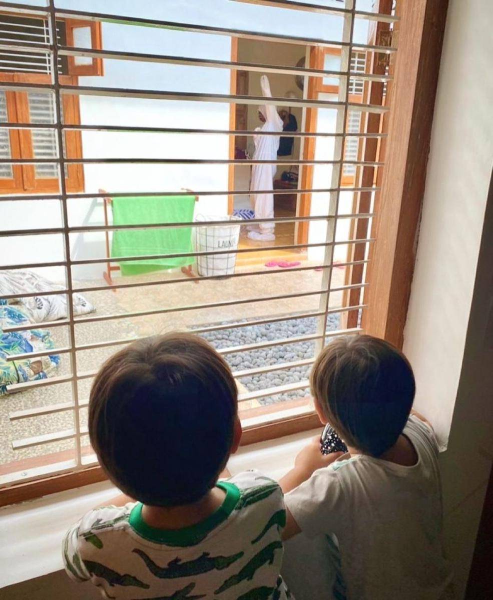Zaskia Adya Mecca rawat anak yang positif COVID-19. (instagram.com/zaskiadyamecca)
