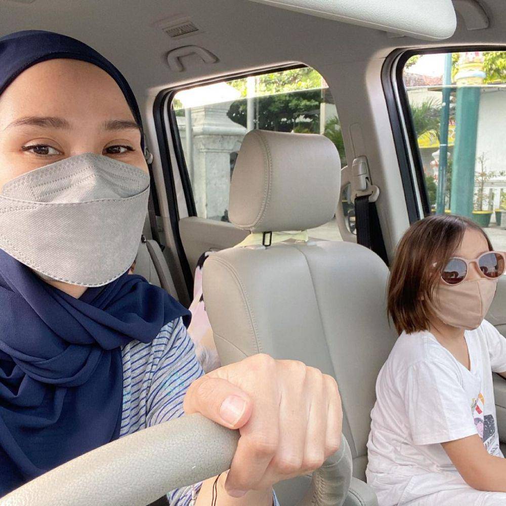 Zaskia Adya Mecca rawat anak yang positif COVID-19. (instagram.com/zaskiadyamecca)