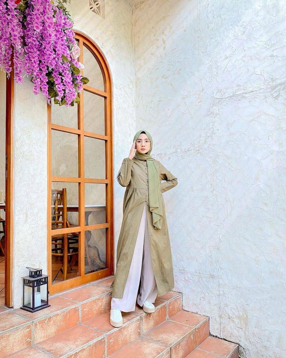 Outfit dengan bawahan wide leg pants ala Richa Etiqa (instagram.com/richaeu)