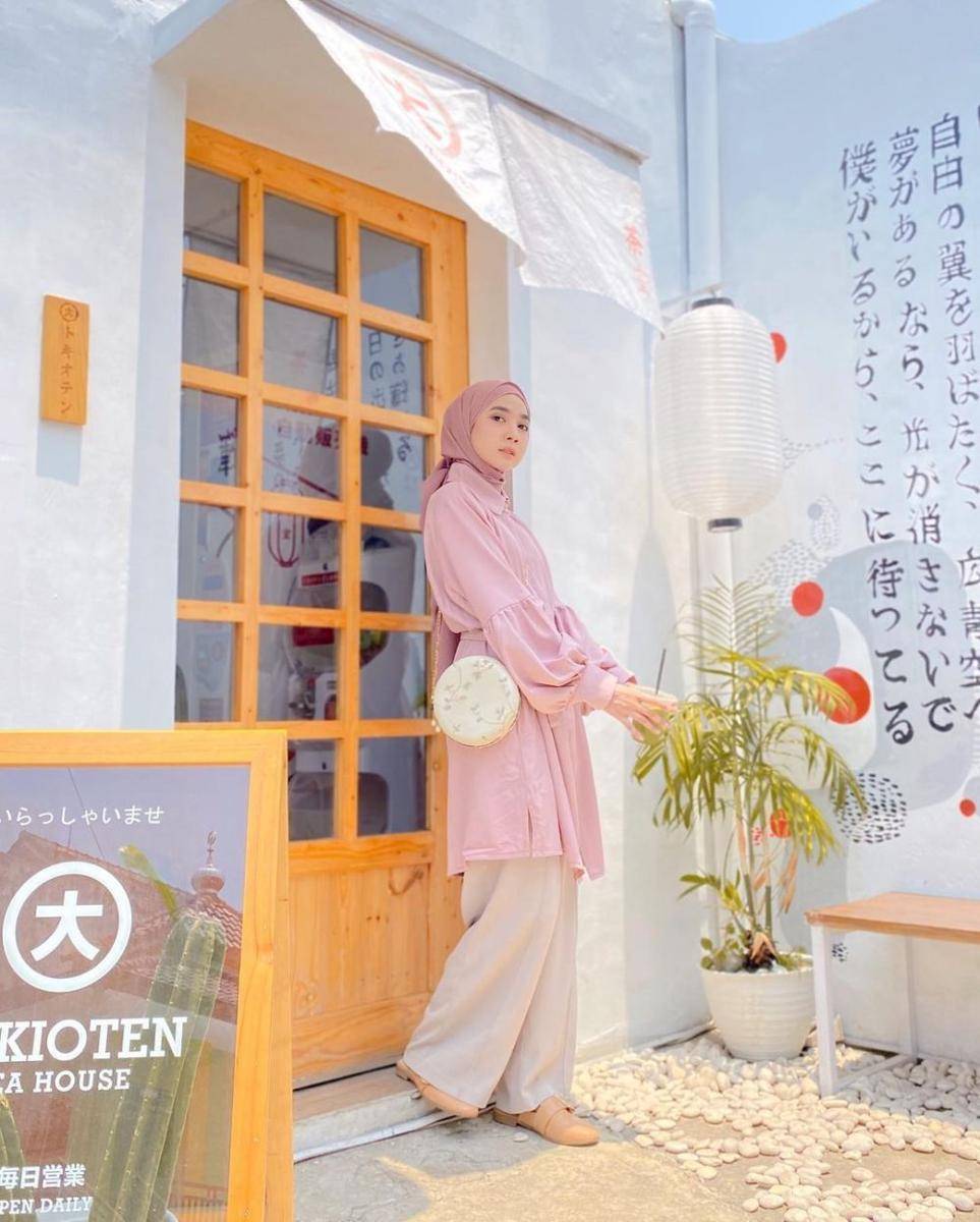 Outfit dengan bawahan wide leg pants ala Richa Etiqa (instagram.com/richaeu)