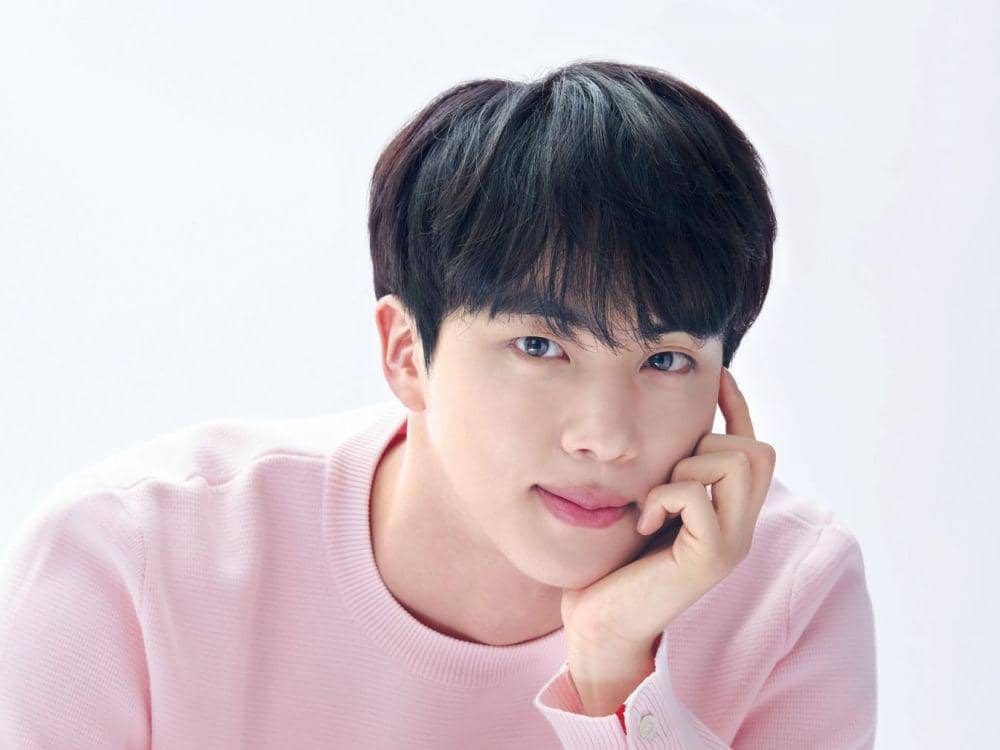 Anti Gesrek, 11 Potret Jin BTS dengan Ekspresi Kalem yang Bikin Adem!
