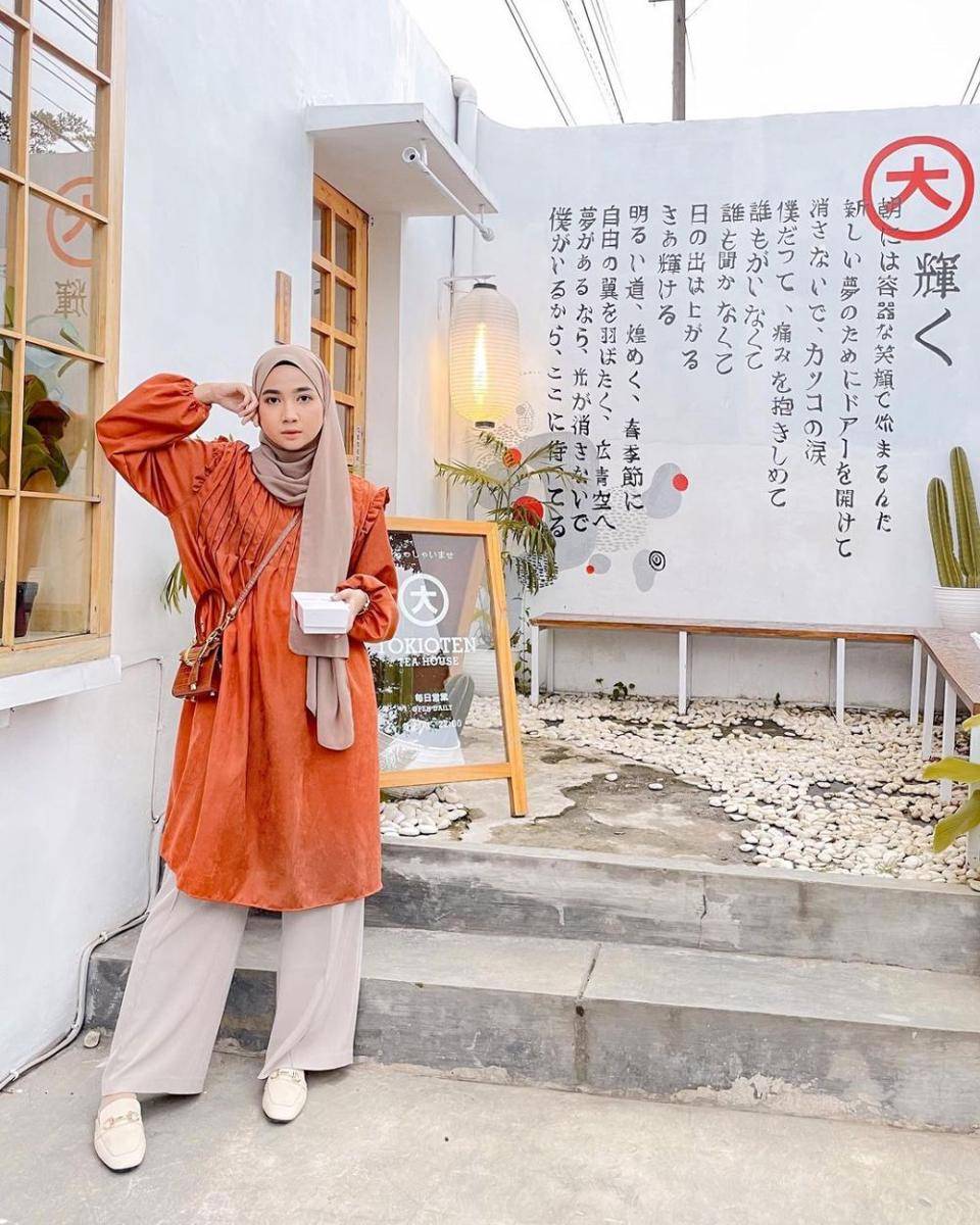 Outfit dengan bawahan wide leg pants ala Richa Etiqa (instagram.com/richaeu)