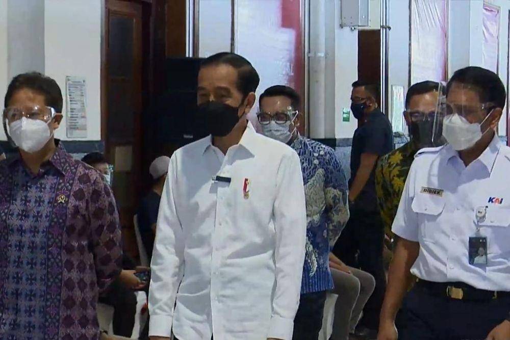 Presiden Jokowi tinjau vaksinasi massal di Stasiun Bogor. (youtube.com/Sekretariat Presiden)