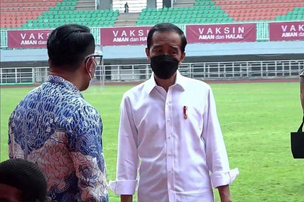Presiden Jokowi tinjau vaksinasi massal di Stadion Pekansari Bogor. (youtube.com/Sekretariat Presiden)