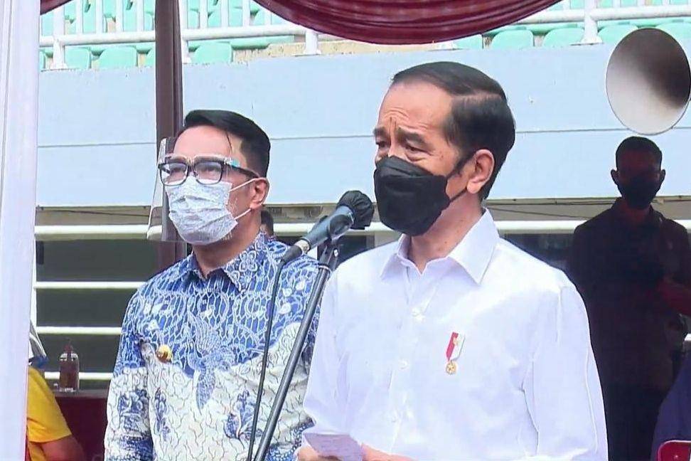 Presiden Jokowi tinjau vaksinasi massal di Stadion Pekansari Bogor. (youtube.com/Sekretariat Presiden)