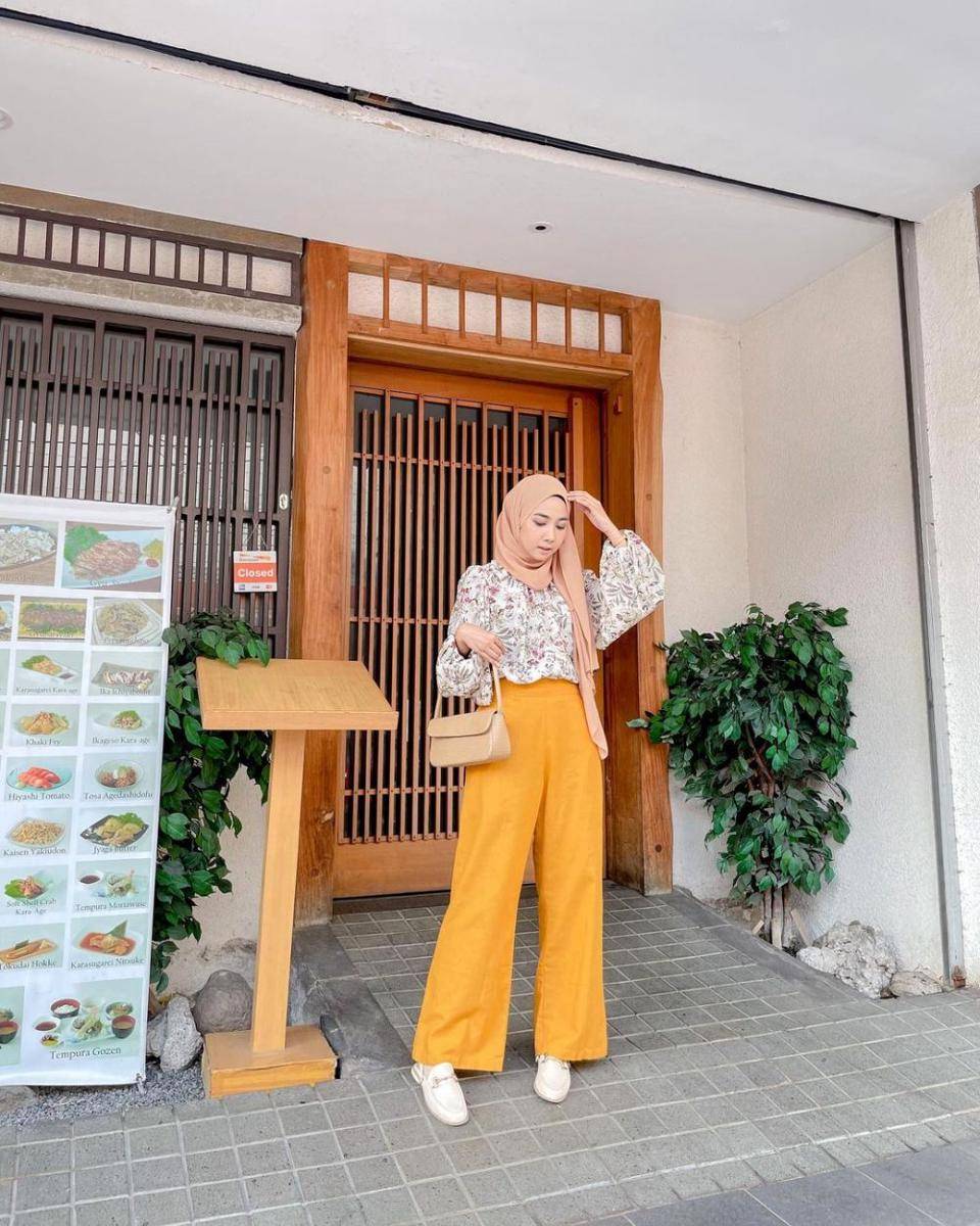 Outfit dengan bawahan wide leg pants ala Richa Etiqa (instagram.com/richaeu)