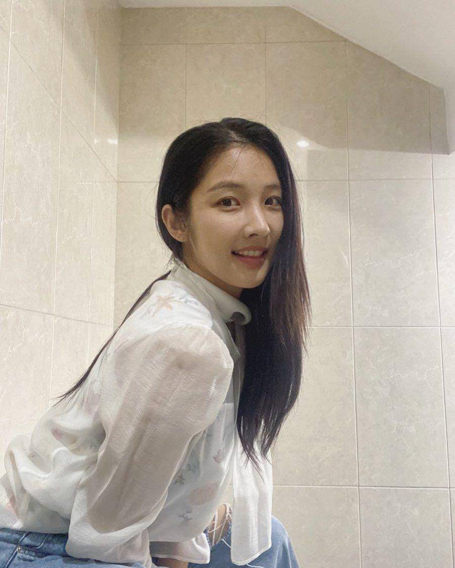 Son Ji Hyun (instagram.com/jihyunilovee)