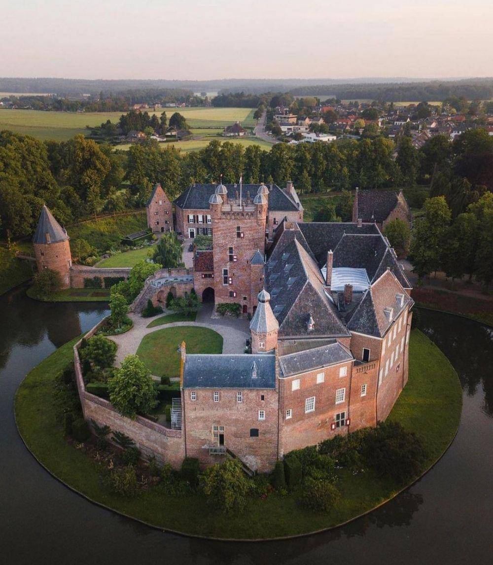 Kasteel Huis Bergh (Instagram.com/castlespalaces)
