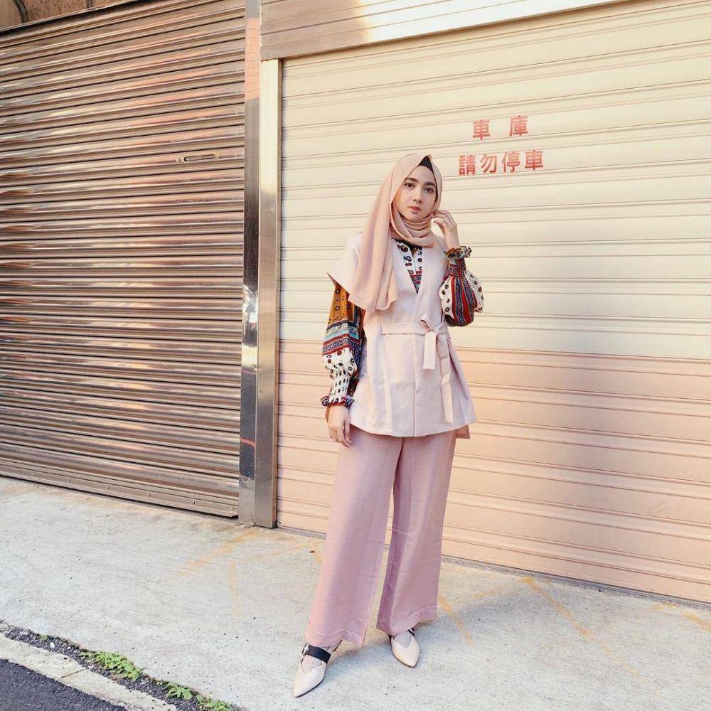 Outfit dengan bawahan wide leg pants ala Richa Etiqa (instagram.com/richaeu)
