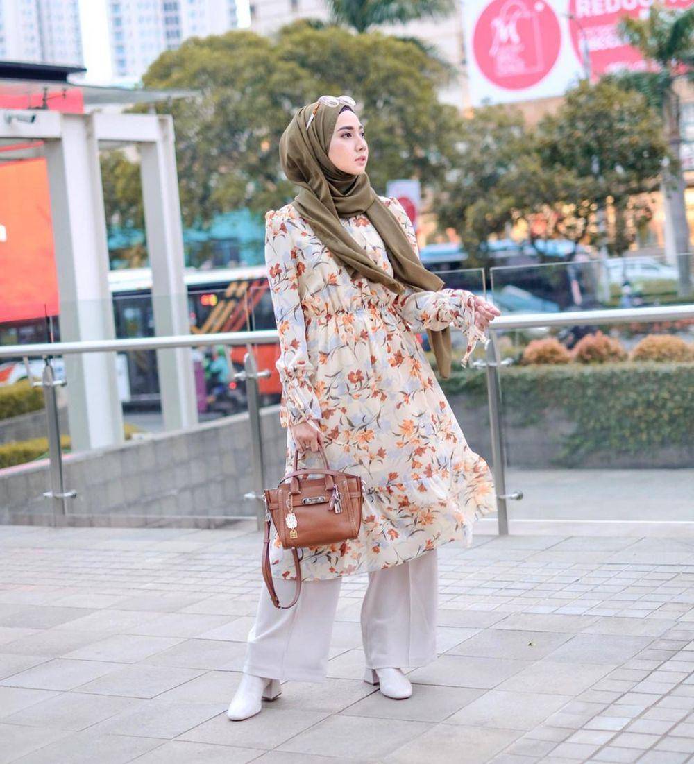 Outfit dengan bawahan wide leg pants ala Richa Etiqa (instagram.com/richaeu)