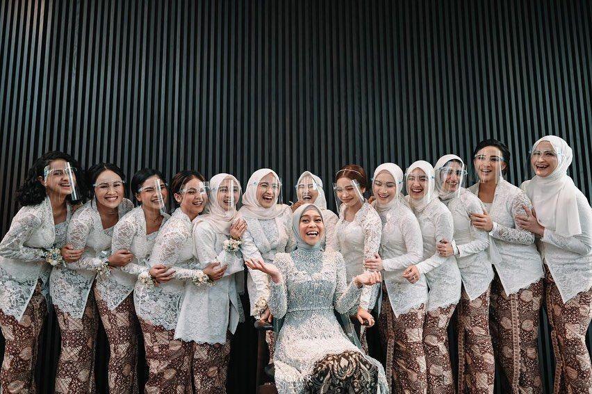 Jadi Pendamping Lamaran, 10 Potret Persahabatan Lesti dan Salshadila