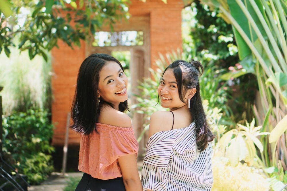ilustrasi dua wanita tersenyum bahagia (unsplash.com/alexandra lammerink)