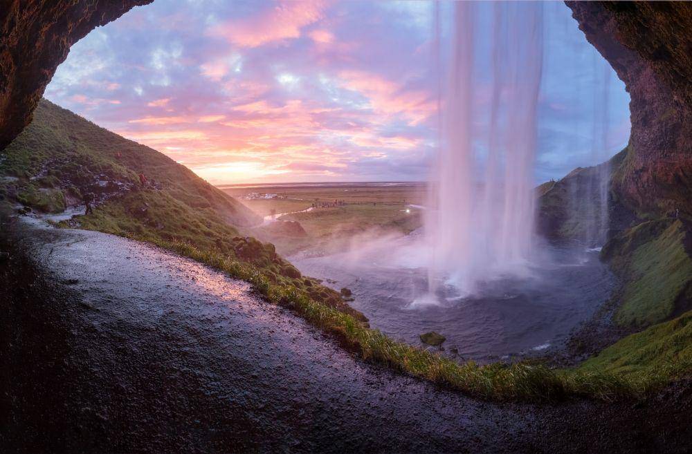 Seljalandsfoss (unsplash.com/@ludenus)