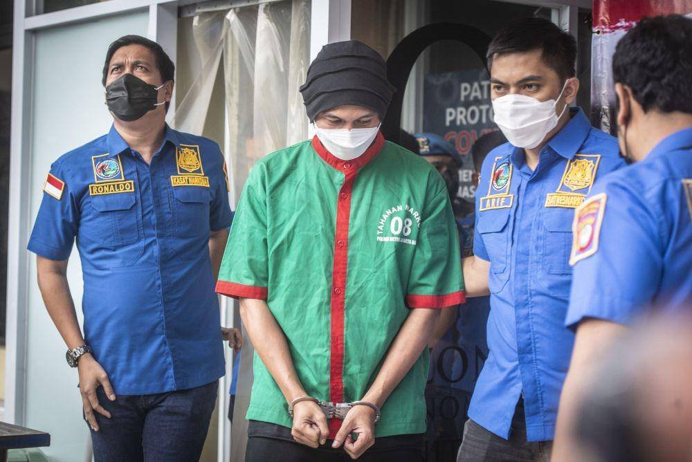 Musisi Erdian Aji Prihartanto alias Anji (tengah) dihadirkan dalam konferensi pers pengungkapan kasus narkoba publik figur di Polres Metro Jakarta Barat, Jakarta, Rabu (16/6/2021). (ANTARA FOTO/Aprillio Akbar)